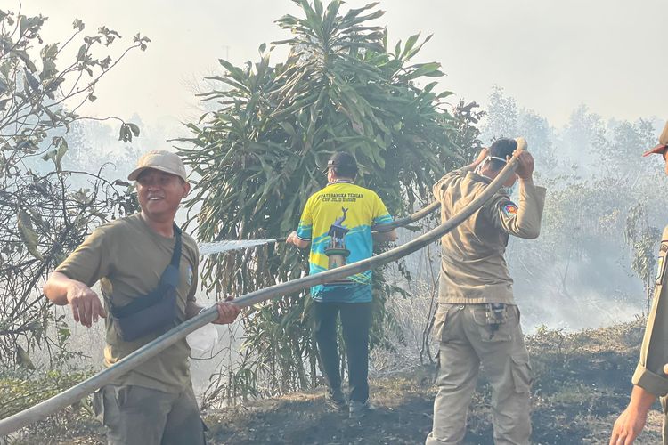 Petugas yang memadamkan kebakaran lahan gambut di Bangka Tengah sejak Rabu (4/10/2023).