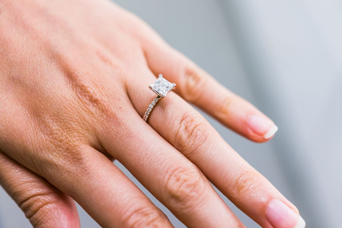 Ilustrasi cincin dengan bentuk berlian princess cut.