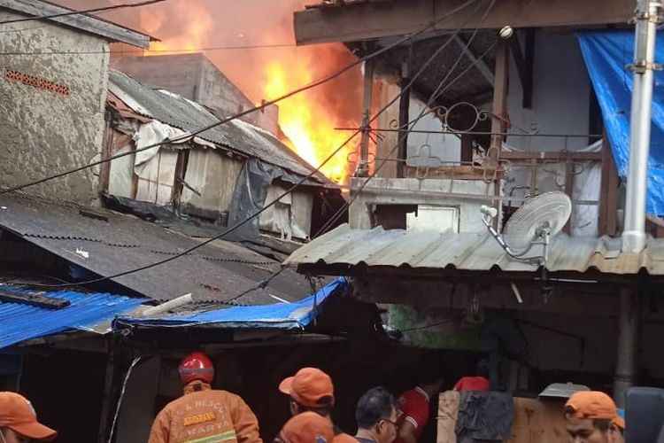 Kebakaran melanda permukiman di Jalan Kali Anyar 3  RW 08, Kelurahan Kali Anyar, Kecamatan Tambora, Jakarta Barat pada Senin (31/1/2022). 