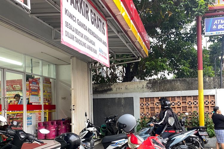 Kenapa Tetap Ada Tukang Parkir di Minimarket yang Parkirnya Gratis? Ini Kata Ekonom