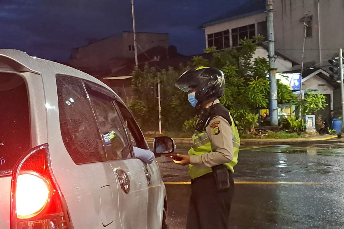 Polisi lalu lintas memberikan tidak menerapkan tilang manual setelah diberhentikan oleh Polda Metro Jaya, pelanggar hanya diberikan teguran dan arahan oleh petugas yang sedang berjaga di Jalan Kyai Caringin, Gambir, Jakarta Pusat, Selasa (25/10/2022).