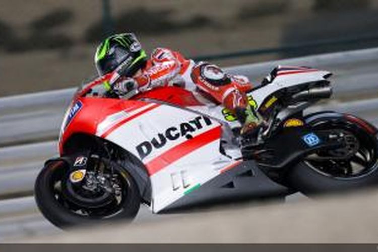 Pebalap Ducati asal Inggris, Cal Crutchlow, memacu motornya di Sirkuit Losail pada GP Qatar, Minggu (23/3/2014).