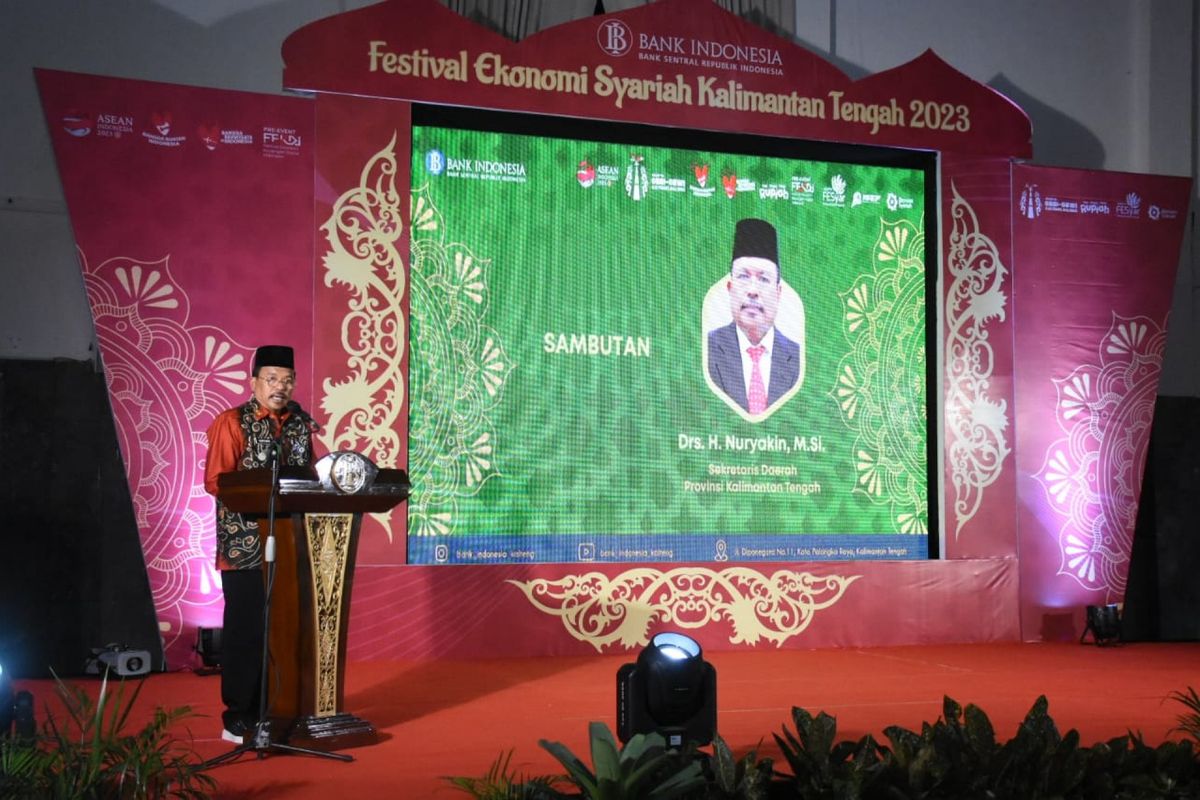 Membacakan sambutan Gubernur, Sekda Nuryakin menyampaikan bahwa Pemerintah Provinsi (Pemprov) Kalteng akan terus berupaya memperkuat kerja sama dengan para pelaku industri kreatif dan pariwisata halal untuk memperluas peluang usaha.