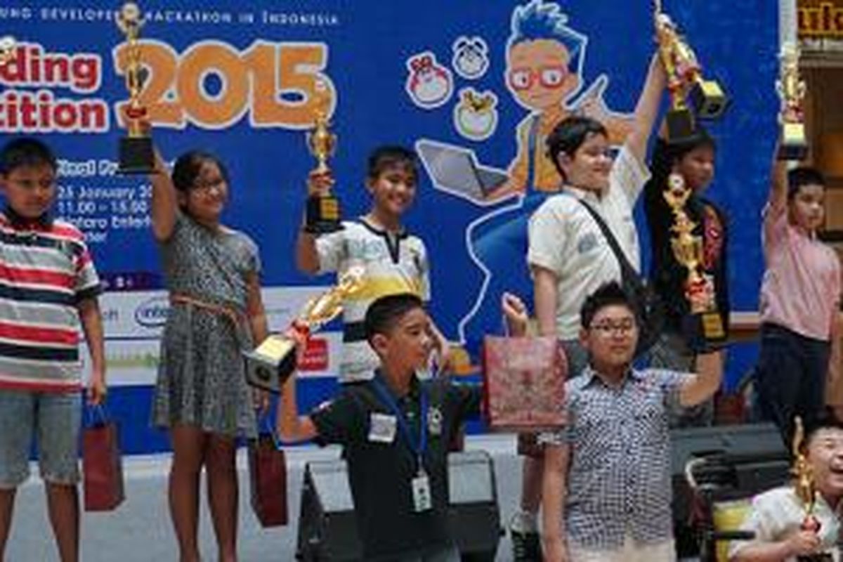 Anak-anak juara Kid's Programming Competition 2015 berfoto bersama di Bintaro Entertainment Center, Minggu (25/1/2015)