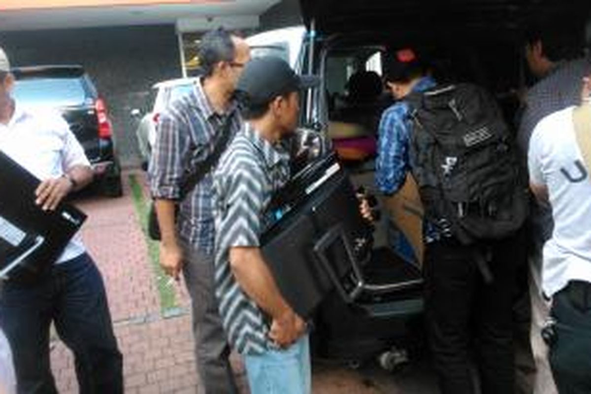 Kardus berisi dokumen dan sejumlah barang bukti lainnya diamankan penyidik Subdit V Tipikor Bareskrim Polri dari kantor PT Offistarindo Adhiprima, Jalan Roa Malaka Utara 38-38A Roa Malaka Tambora Jakarta Barat, Rabu (8/4/2015).