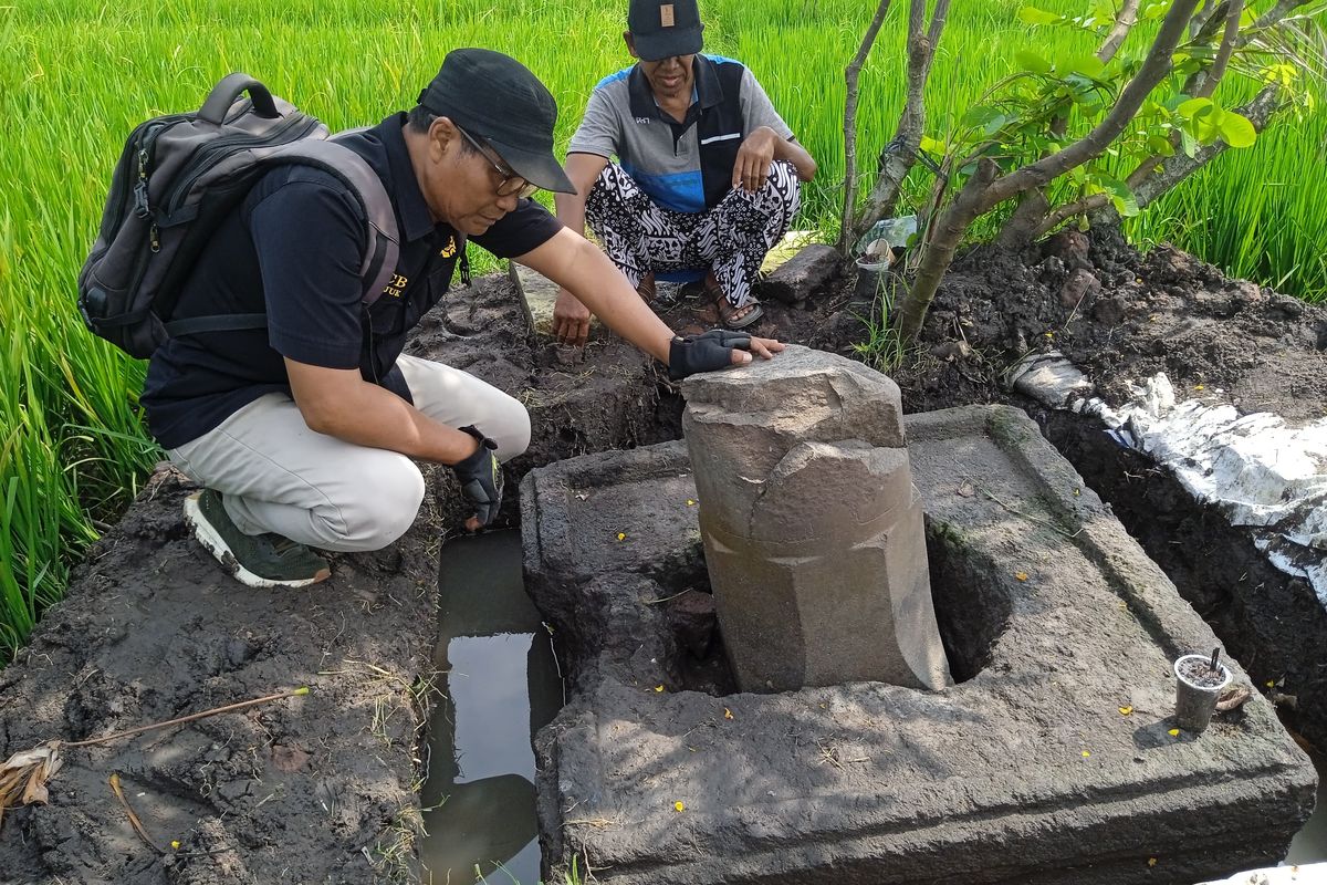 Sekretaris TACB Kabupaten Nganjuk, Sukadi, saat memeriksa Lingga dan Yoni di area persawahan Dusun Tanjungkalang, Desa Tanjungkalang, Kecamatan Ngronggot, Kabupaten Nganjuk, Jawa Timur, yang rusak diduga gara-gara aktivitas ekskavasi ilegal, Rabu (28/5/2025)