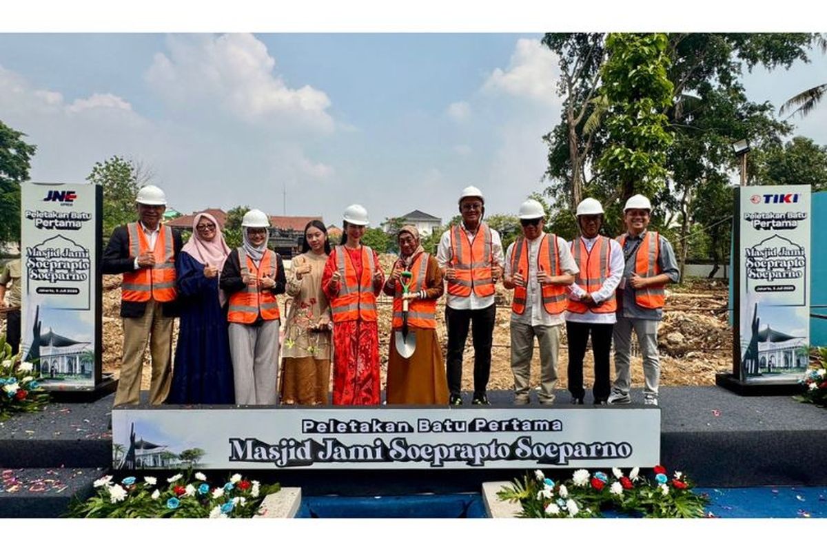 Peletakan batu pertama pembangunan Masjid Jami Soeprapto Soeparno di Kampung Makassar, Jakarta Timur, Sabtu (5/7/2025).