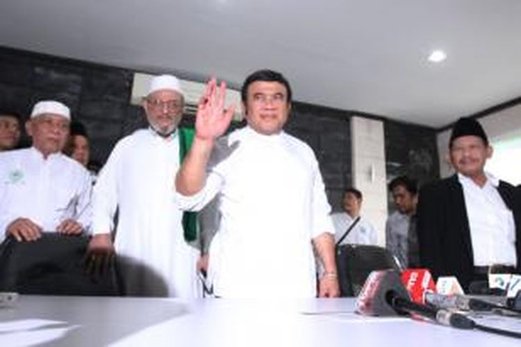 Raja dangdut, Rhoma Irama memberikan keterangan pers di kantor Rhoma Irama For Republik Indonesia (RIFORI), Jakarta Timur, Jumat (16/5/2014). Rhoma Irama menyatakan mencabut dukungan kepada Partai Kebangkitan Bangsa (PKB) karena berkoalisi dengan PDI-P.