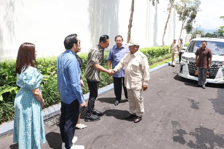 Agus Harimurti Yudhoyono menyambut kedatangan Calon Presiden nomor Urut Dua Prabowo Subianto di Kabupaten Pacitan, Jawa Timur, Sabtu (17/03/2024).