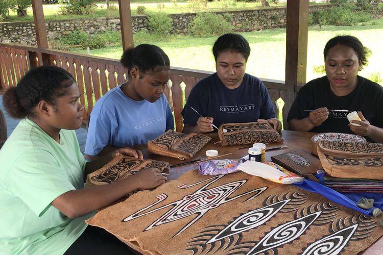 Serra Esterlin Ohee (24), pengusaha muda asal Pulai Asei Besar bersama para saudaranya memeragakan pembuatan kerajinan kulit kayu dari pohon Khombouw di Dermaga Pantai Khalkote, Jayapura, Papua pada Jumat (22/7/2022) siang. Serra yang juga merupakan Pegawai Negeri Sipil berstatus honerer membuat merek usahanya yakni Reymay Art.