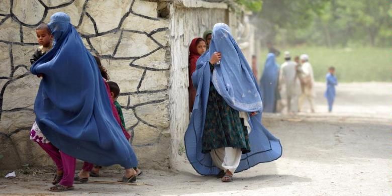 Perempuan mengenakan burka di Afganistan.