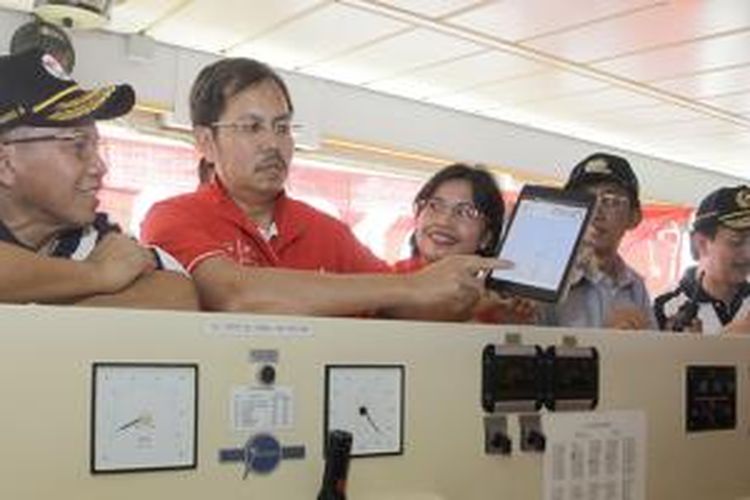 Direktur Sales Telkomsel, Mas'ud Khamid (kedua dari kiri) saat menunjukkan hasil tes jaringan data kepada Direktur Utama PT Pelayaran Indonesia, Sulistyo Wimbo Hardjito (paling kiri) di ruang kemudi KM. Ciremai, Jakarta, Sabtu (26/7/2014)
