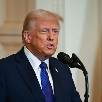 Presiden Amerika Serikat Donald Trump saat berpidato di Gedung Putih, Washington DC, Rabu (29/1/2025). Trump berlakukan tarif impor yang tinggi untuk barang yang masuk ke AS dari China, Kanada, dan Meksiko