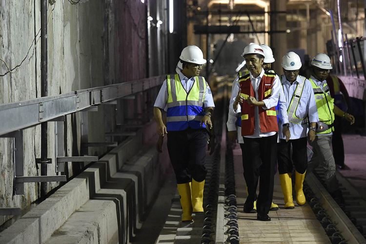 Presiden Joko Widodo (tengah) berbincang dengan Gubernur DKI Jakarta Anies Baswedan (kiri) saat meninjau proyek MRT di Stasiun Bundaran Hotel Indonesia, Jakarta, Rabu (7/3/2018). Presiden menyatakan pembangunan sarana angkutan cepat tersebut dapat difungsikan secara komersial pada Maret 2019.