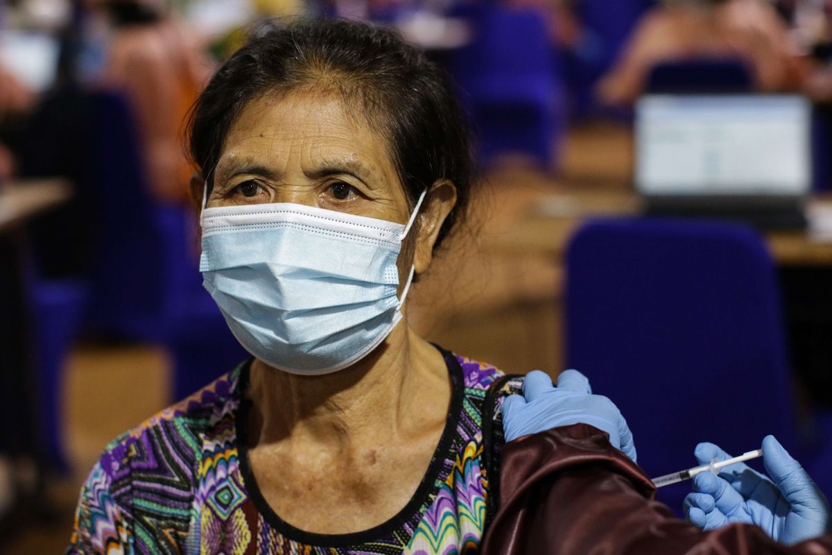 Vaksinasi Covid-19 bagi kelompok lanjut usia (lansia) dari Kementerian Kesehatan (Kemenkes) mulai dilaksanakan di BBPK Jakarta Kampus Hang Jebat, Jakarta, Senin (22/3/2021). Vaksinasi Covid-19 ini bisa dilakukan bagi lansia yang memiliki kartu tanda penduduk (KTP) DKI Jakarta dan non-DKI Jakarta.