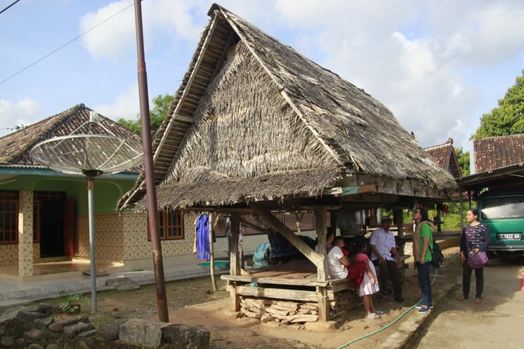 Rumah adat Suku Bawean bernama Dhurung, di Pulau Bawean, Gresik, Jawa TImur DOK. Kemdikbud