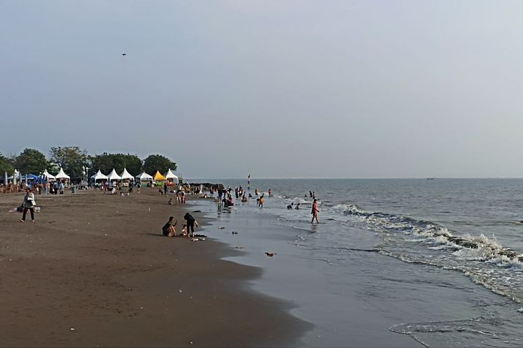 Suasana pagi hari di Pantai Tanjung Pasir di Teluknaga, Tangerang, Banten, pada Minggu (31/7/2022).