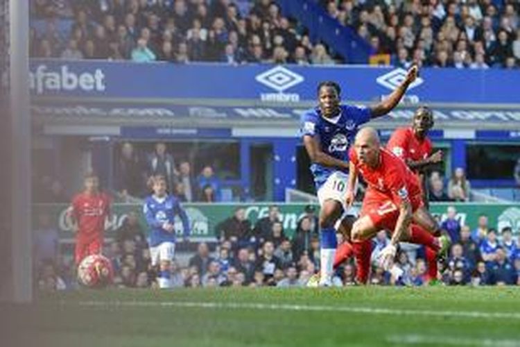 Romelu Lukaku bertarung melawan Martin Skrtel pada laga derbi antara Everton dan Liverpool, Minggu (4/10/2015).