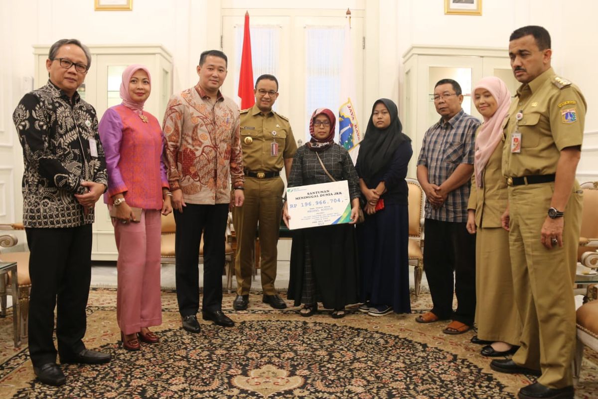 Keluarga Naufal Rosyid (24), anggota penanganan prasarana dan sarana umum (PPSU) yang tewas tertabrak pekan lalu, menerima santunan dari Badan Penyelenggara Jaminan Sosial (BPJS) Ketenagakerjaan. Santunan dari BPJS diterima langsung oleh Ely Hamaliah, ibunda Naufal di Balai Kota pada Selasa (2/4/2019).