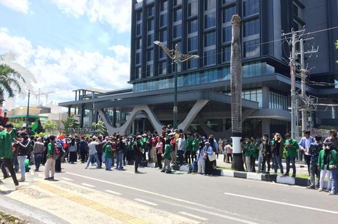 Demo di Gedung DPRD NTB, Massa Tuntut Penyelesaian Konflik Daerah