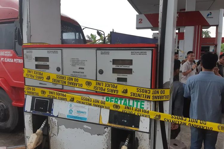 Praktik pengoplosan BBM jenis Pertalite di SPBU Nagalan, Medan, terungkap setelah polisi mendapat laporan warga mengenai keberadaan mobil tangki minyak ilegal yang masuk ke SPBU 
