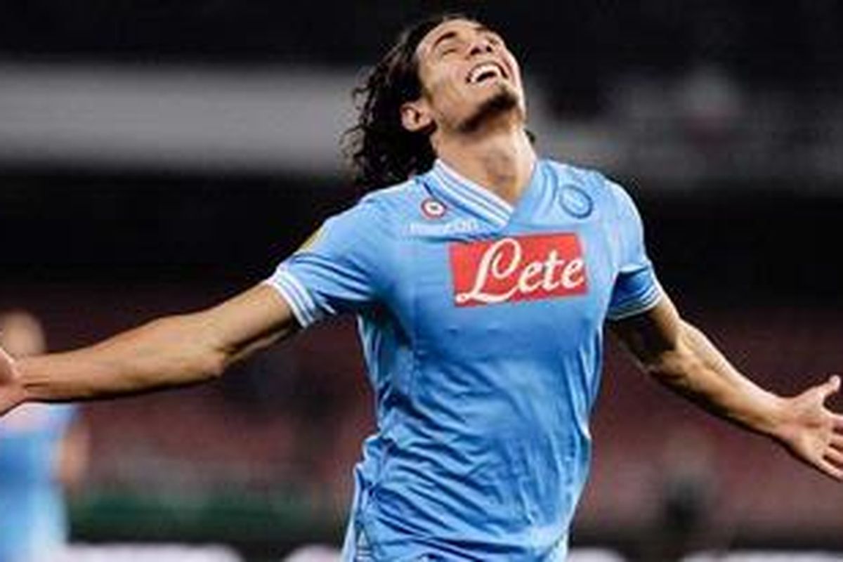 Striker Napoli, Edinson Cavani, menjadi incaran klub Inggris, Arsenal.