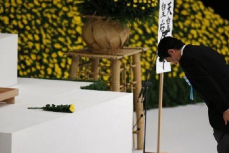 PM Jepang Shinzo Abe memicu kemarahan di Korea Selatan dan China karena mengunjungi kuil Yasukuni, yang menjadi makam tentara Jepang korban Perang Dunia II