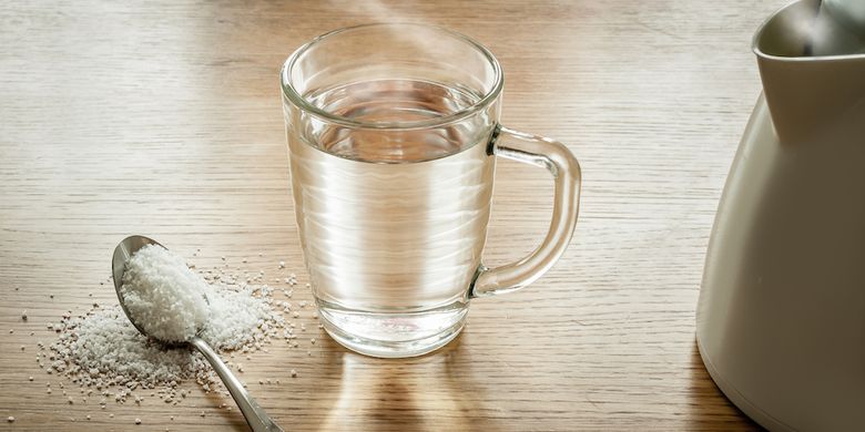 Meski nyeri, berkumur air garam adalah salah satu cara mengobati sariawan secara alami. Cara ini juga membantu mengeringkan luka sariawan yang basah.