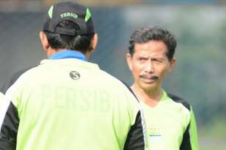 Pelatih Persib Bandung Djadjang Nurjaman saat memimpin latihan Persib di Lapangan Progresif, Jalan Sukarno-Hatta, beberapa waktu lalu.