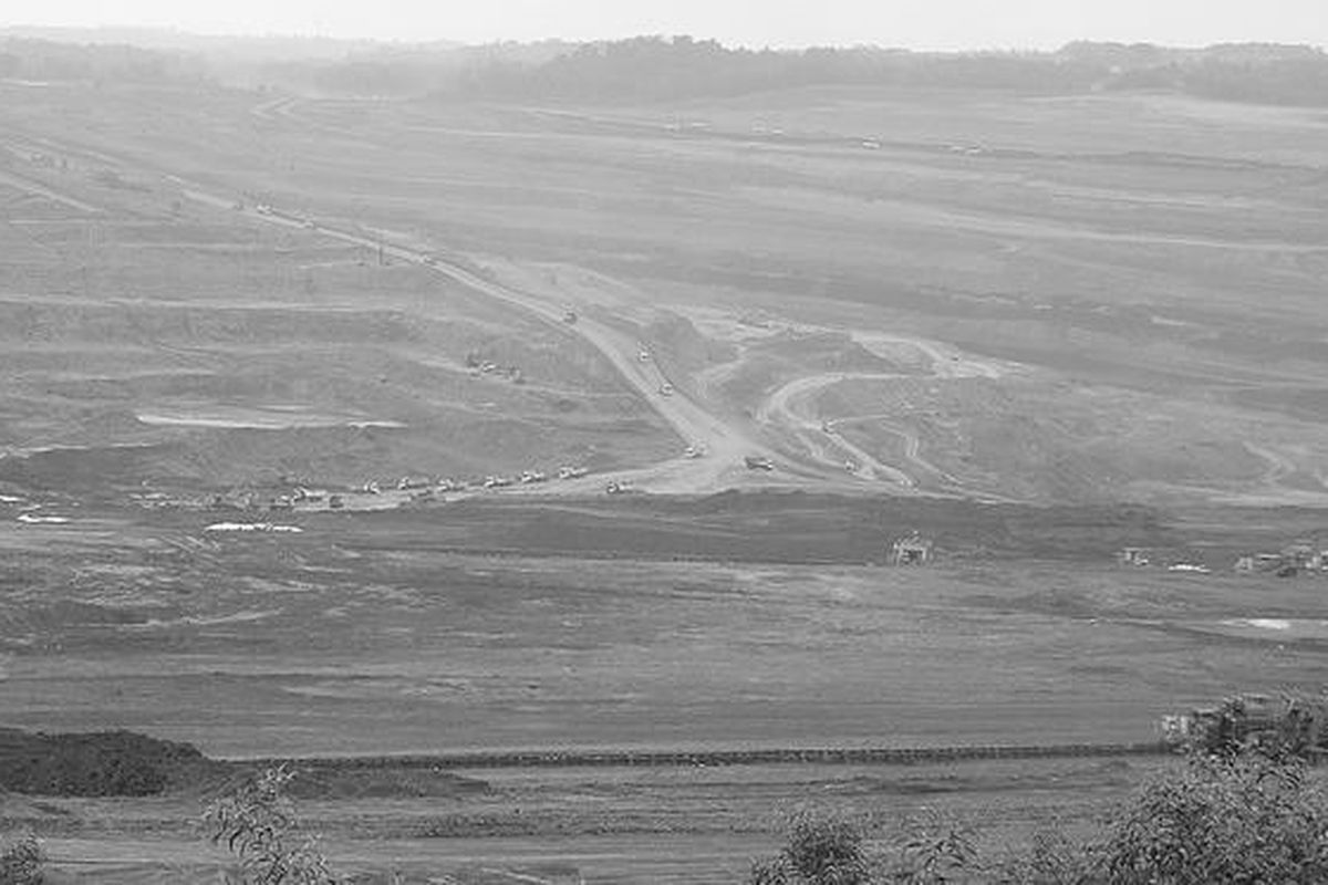 Lokasi pertambangan Air Laya milik PT Bukit Asam di Tanjung Enim, Muara Enim, dipadati aktivitas kendaraan bermotor, alat berat, dan para operator pertambangan pekan lalu. Saat ini, cadangan batu bara di Tanjung Enim masih sebesar 6,1 miliar ton.  