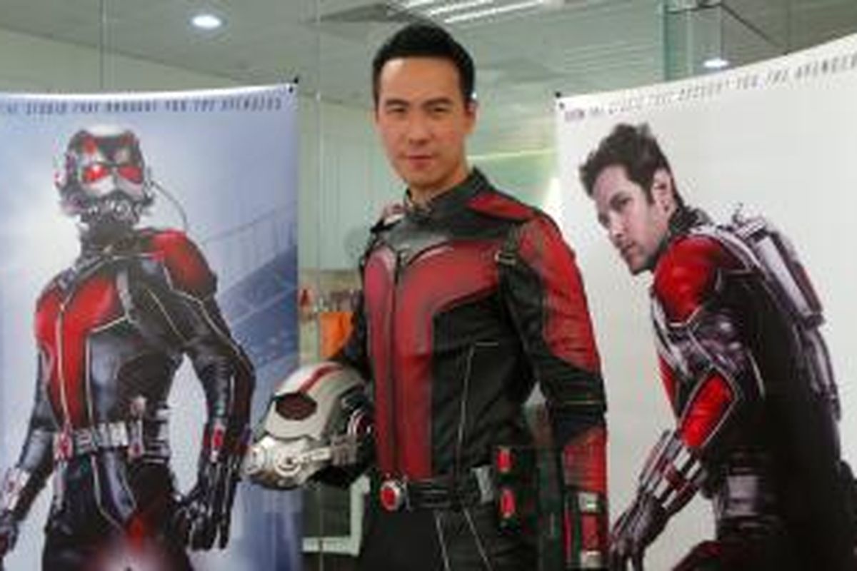 Daniel Mananta, pembawa acara yang juga menjadi pebisnis clothing, produser film, dan rapper, berpose dengan kostum Ant-Man di kantor PT Walt Disney Indonesia, di Gedung World Trade Center I, Jalan Jenderal Sudirman, Jakarta Selatan, Rabu (8/7/2015). Daniel terpilih menjadi Ant-Man Celebrity Ambassador untuk Indonesia.