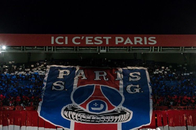 Para fans garis keras atau Ultras Paris Saint-Germain mengibarkan mosaik untuk mendukung PSG pada 14 September 2018. Terkini, ultras PSG melayangkan ptotes kepada Federasi Sepak Bola Perancis (FFF) yang melarang wasit menghentikan laga untuk memberi kesempatan pemain muslim berbuka puasa. Protes itu dilakukan ultras PSG dengan cara membentangkan spanduk bernada sindiran saat Lionel Messi dkk melakoni laga melawan Olympique Lyon di Parc des Princes, Senin (3/4/2023) dini hari WIB.