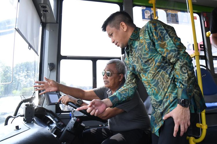 PT Teknologi Karya Digital Nusa (TKDN)  memperlihatkan perangkat TAM Fleet (TKDN Advance Mobility) berteknologi IoT dan AI yang terpasang di armada bus listrik PT Mobil Anak Bangsa (MAB).