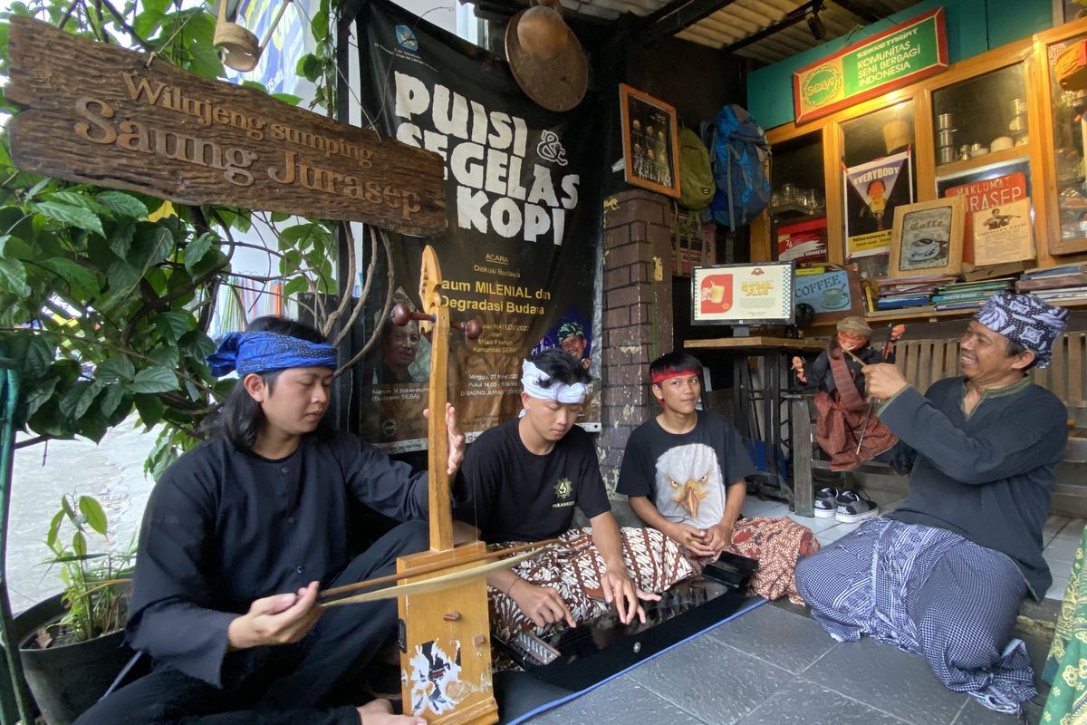 Kang Jurasep bermain wayang dan pemain musik tradisional di Saung Jurasep