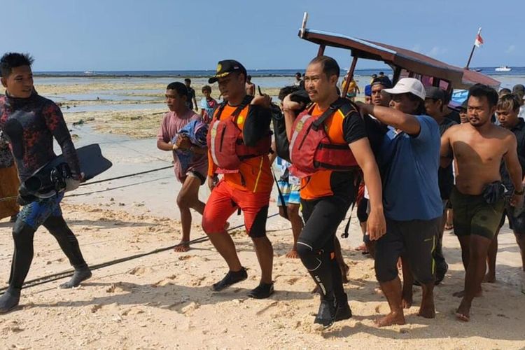 Proses evakuasi korban perahu boat terlibat kecelakaan di perairan Gili Meno, Seniin (1/1/2024) dini hari.