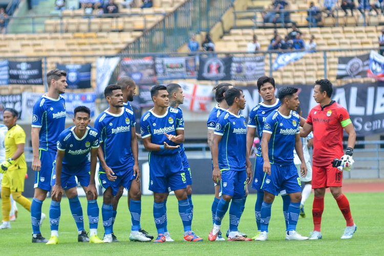 Starting pemain Persib hendak melakuka team talk terakhir jelang laga Persib vs PSIS, Sabtu (13/8/2022) dalam laga pekan keempat Liga 1 2022-2023, di Stadion Gelora Bandung Lautan Api (GBLA). Hari ini, Minggu (4/9/2022), Persib akan menjamu RANS Nusantara FC untuk melakoni laga pekan kedelapan Liga 1 2022-2023.