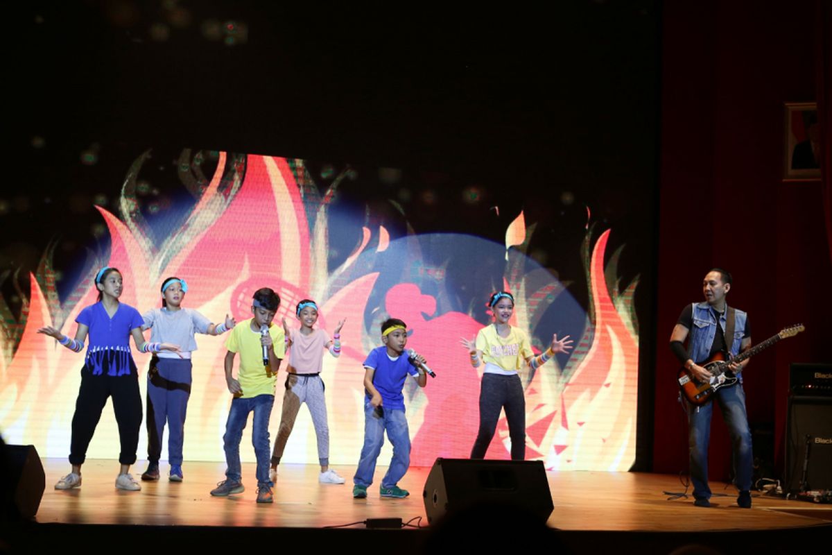 Anak-anak dari kelompok Gemala Bernyanyi menyuguhkan lagu Raket Roker dengan berkolaborasi bersama gitaris rock Boris Simanjuntak dalam pertunjukkan amal Untukmu Kawan di Auditorium Perpustakaan Nasional, Jakarta, Sabtu (24/3/2018). Pementasan ini merupakan bagian dari rangkaian kampanye #Bangkitkan Lagu Anak Indonesia.