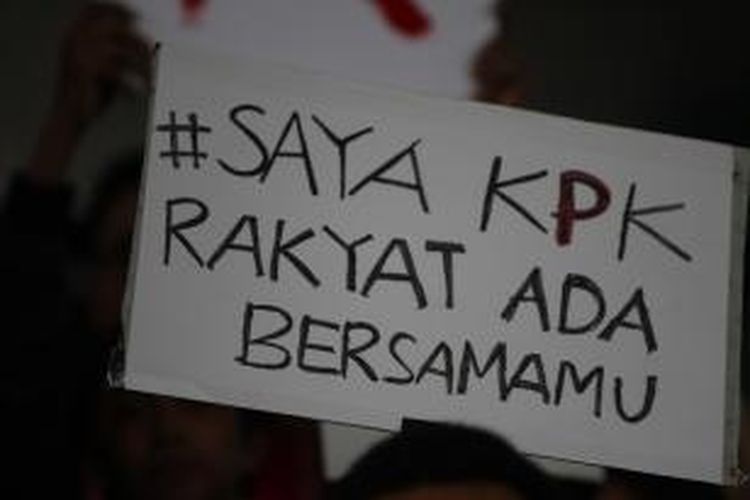 Massa yang tergabung dalam Koalisi Masyarakat Sipil Anti Korupsi, melakukan aksi di depan gedung Komisi Pemberantasan Korupsi, Kuningan, Jakarta, Jumat (23/1/2015). Aksi ini merupakan respon atas penangkapan Wakil Ketua KPK Bambang Widjojanto, oleh Bareskrim Mabes Polri. Dalam aksi ini mereka menuntut Bambang Widjojanto dibebaskan serta menuntut Presiden Joko Widodo membatalkan pengangkatan Komjen Polisi Budi Gunawan menjadi Kapolri.  