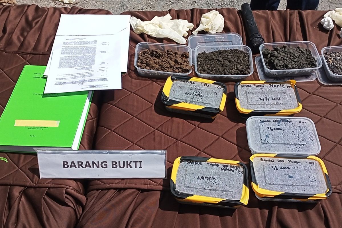 Jajaran Tindak Pidana Tertentu (Tipiter) Polresta Bandung menutup salah satu perusahaan yang bergerak di bidang tekstil celup celana jeans di Kecamatan Rancaekek, Kabupaten Bandung. Diduga pabrik tersebut membuang dan menimbun limbah B3 dan tidak menjalankan IPAL.