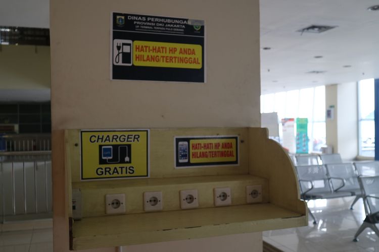 Fasilitas charger diperuntukkan untuk penumpang di Terminal Pulo Gebang. 