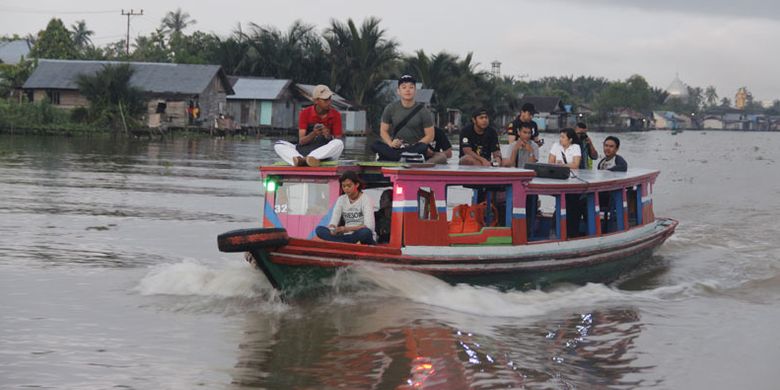Wisatawan menggunakan kapal kelotok menuju Pasar Terapung Lok Baintan, Desa Sungai Pinang, Kecamatan Sungai Tabuk, Kabupaten Banjar, Kalimatan Selatan, Rabu (26/4/2017).