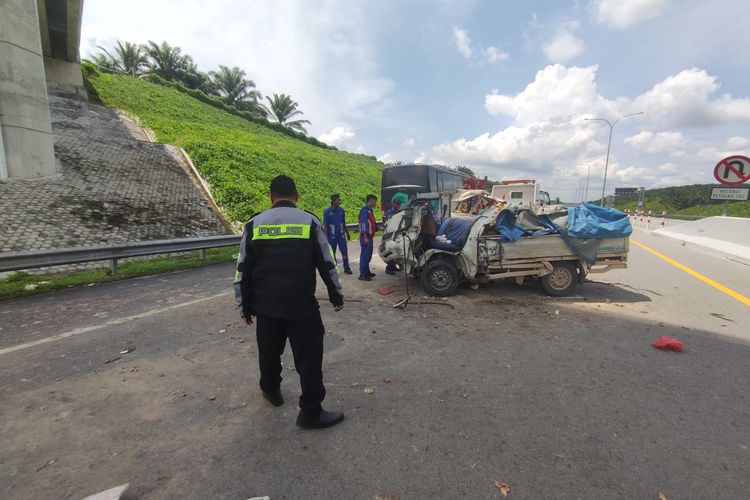 Petugas Sat PJR Ditlantas Polda Riau saat melakukan olah TKP pada kecelakaan mobil pikap yang menewaskan satu orang penumpang, di jalan tol Pekanbaru-Dumai, Riau, Jumat (10/11/2023).