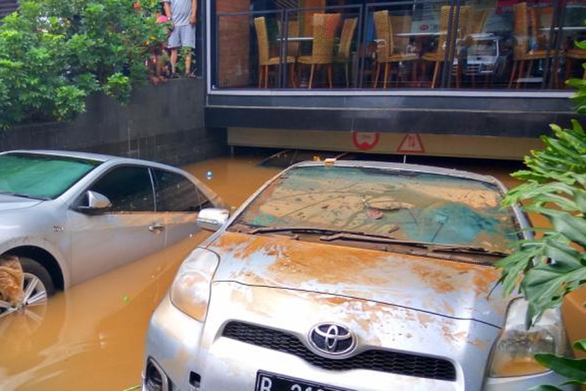 Mobil yang terendam di basement Tamani Kafe, Jalan Kemang Raya, Jakarta Selatan, Minggu (28/8/2016).