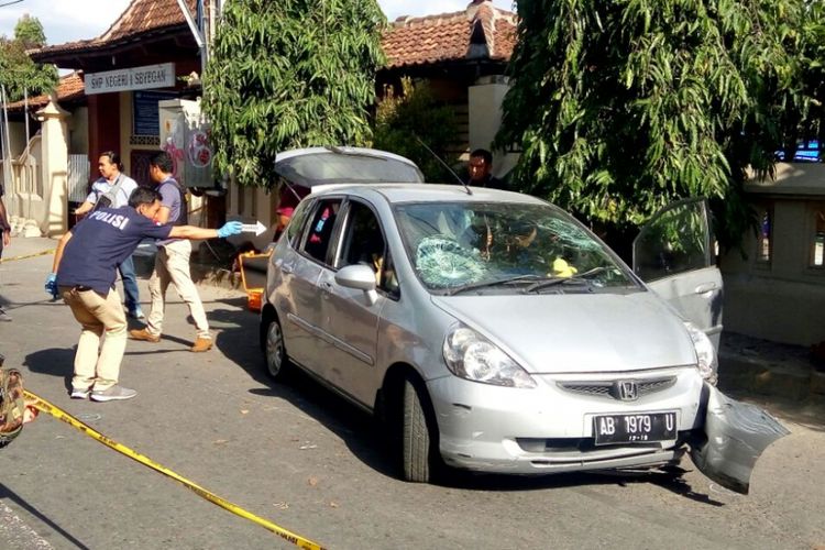 Polisi saat melakukan olah TKP dilokasi kejadian jalan   Kebon Agung, Margomulyo, Seyegan, Sleman atau tepatnya di depan SMP Negeri 1 Seyegan 