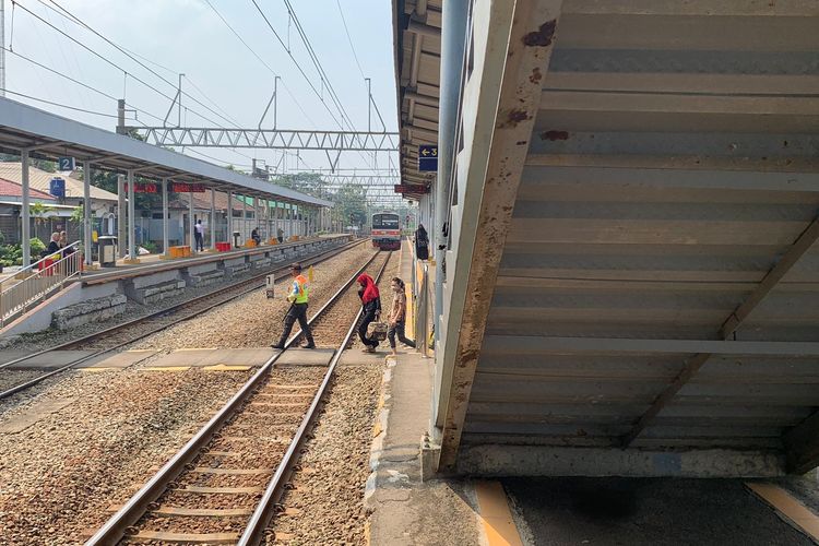 Kondisi jalur 3 dan 4 Stasiun Serpong, Jumat (26/5/2023), ukurannya yang sempit membuat penumpang kesulitan saat hendak keluar dari stasiun atau menyebrang antar peron. Ukuran peron tidak lebih besar dari ukuran kaki orang dewasa.