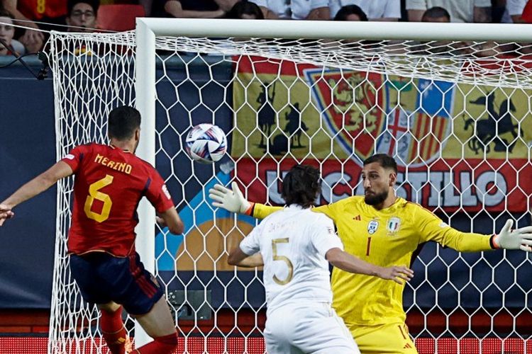 Gianluigi Donnarumma berupaya mengantisipasi bola dalam laga semifinal UEFA Nations League 2022-2023 antara Spanyol vs Italia di De Grolsch Veste Stadium, Enschede, Belanda, 15 Juni 2023. (Photo by KENZO TRIBOUILLARD / AFP)