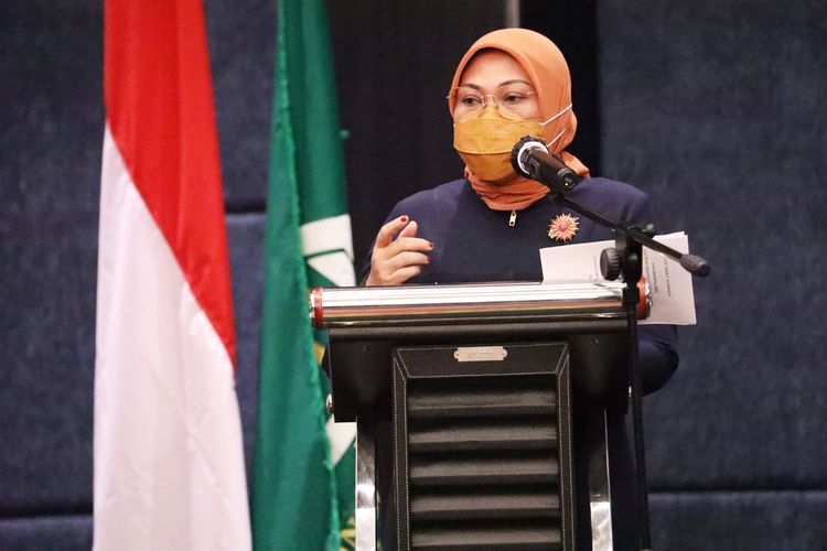 Menteri Ketenagakerjaan Ida Fauziyah menyampaikan sambutan dalam agenda penandatanganan nota kesepahaman antara Kemnaker, Kemendes dan UNISA Surabaya di Sidoarjo, Jawa Timur, pada Kamis (1/4/2021).