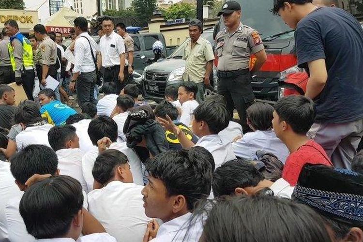 Puluhan pelajar yang diamankan di Mapolresta Depok, Senin (30/9/2019).