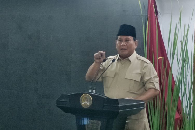 Ketua Umum Partai Gerindra Prabowo Subianto saat memberikan pernyataan seusai bertemu Ketua MPR Zulkifli Hasan, di rumah dinas Ketua MPR, Kompleks Widya Chandra, Jakarta Selatan, Senin (25/6/2018).