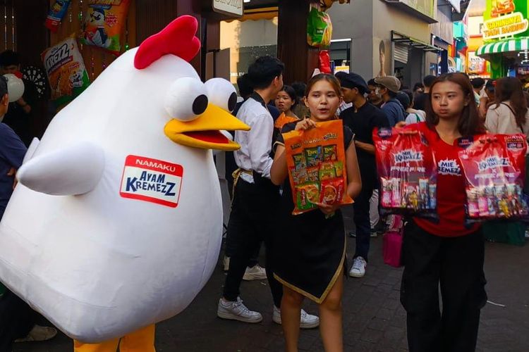 Salah satu produk PT FKS Food Sejahtera Tbk. (AISA), Mie Kremezz kini menampilkan desain visual yang lebih segar dengan penambahan kode warna rasa.